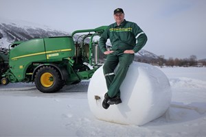 Får knapt fullrost rundballepressa etter 12.000 rundballer