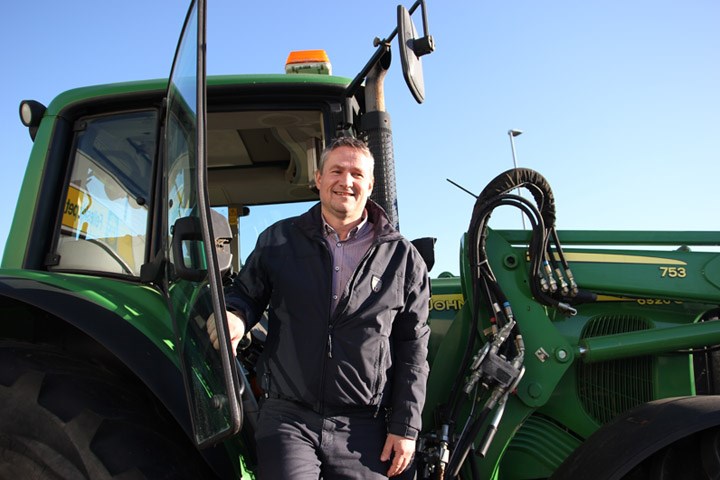 Tor Helge Uglum foran en john Deere