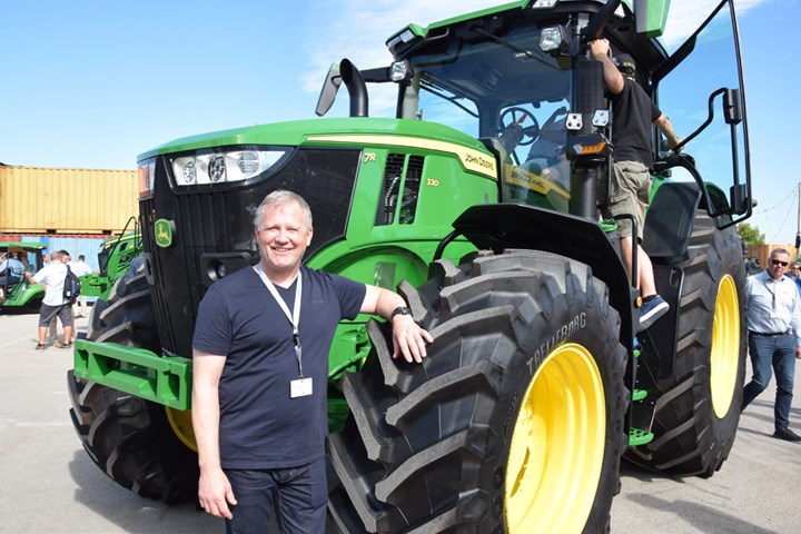 Frank Helgesen foran den nye 7R-330