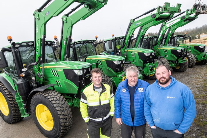 Johannes Haugåssveen, Anders Haukåssveen og Svein Erik Syljuåsen med noen av de 11 John Deere-traktorene som entreprenørene disponerer i Sjusjøen-området