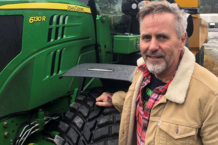 Johannes Midthun foran traktor