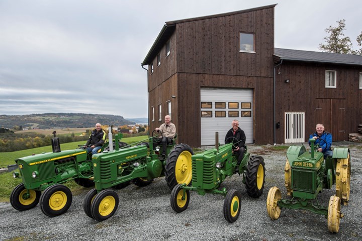 Entusiastene i traktorklubben AKSEL med prakteksemplarer av gamle John Deere-veteraner