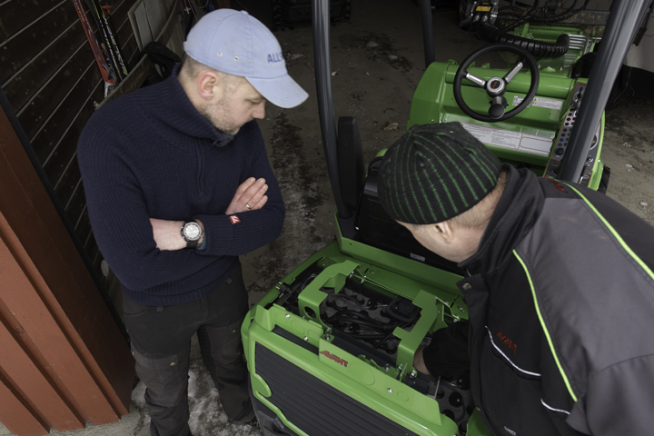 VIKTIG MED VEDLIKEHOLD: Salgssjef Markku Kahari fra Avant (t.h.) forklarer melkebonde Ernst Inge Grongstad Myrmo hvor viktig det er å vedlikeholde batteriene og etterfylle vann på cellene.