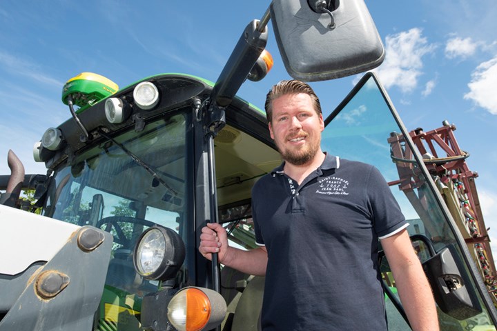 Emil Kvernenes foran traktor