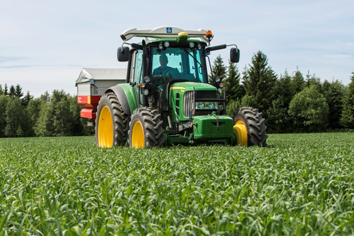 Traktor med Yara N-Sensor i arbeid