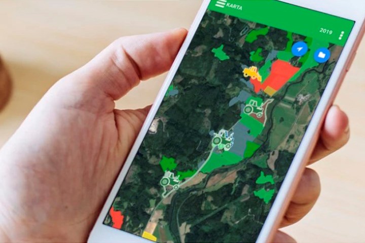 Telefon i hånd som viser frem LogMASTER