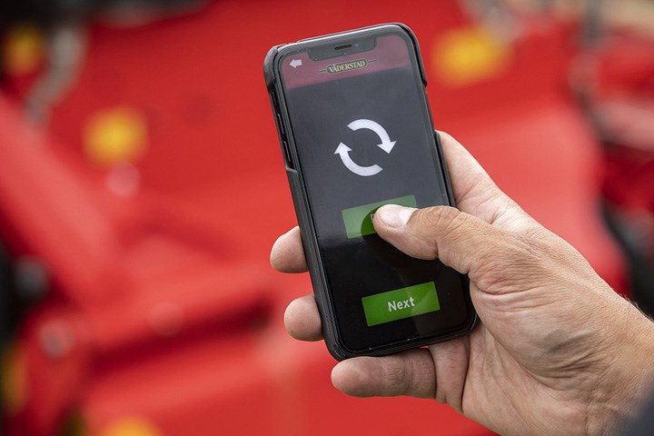 Hånd med mobil som viser app