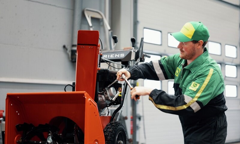 Felleskjøpet ansatt monterer en gressklipper