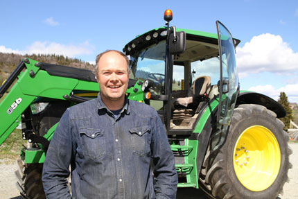 FØRSTEREIS: – God dialog med selgeren, god leasingavtale og et godt serviceapparat i nærheten ble det som gjorde utslaget, sier Olav Andres Ådnegard som har kjøpt sin første John Deere.