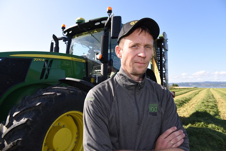 Åsmund Malum foran traktor