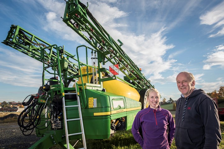 Fritjof Sandstad med John Deere-sprøyta