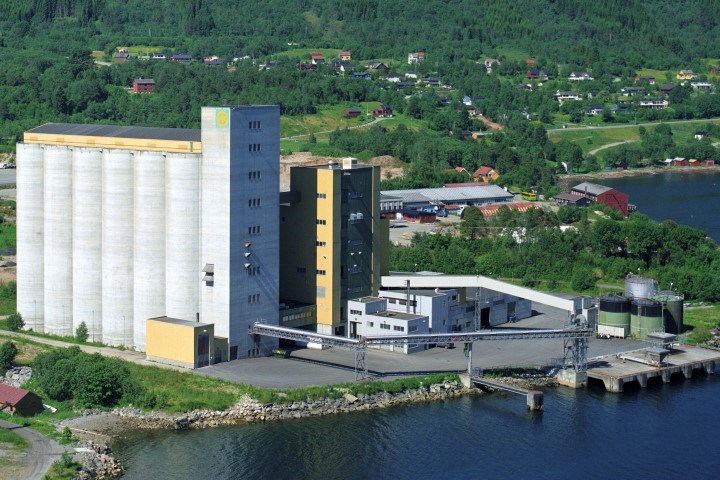 Oversiktsbilde fra luften på sjøsiden av felleskjøpet kornmottak vestnes