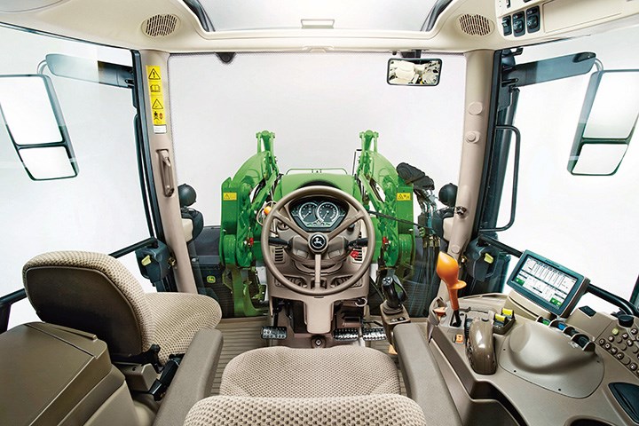 Interiør i John Deere traktor.