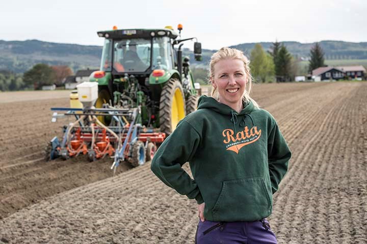 Kine Sofie Sandstad Skjeset foran traktor