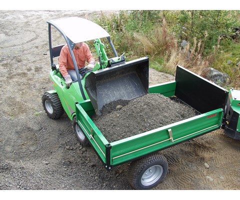 Tilhenger med tipp enakslet