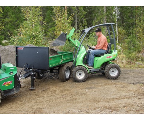 Tilhenger med tipp enakslet