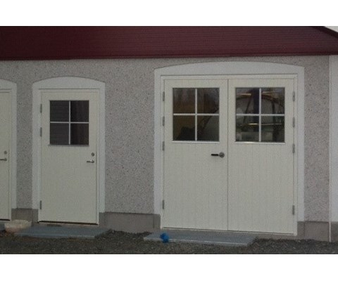 Utvendig fjøsdør 1-fløyet sporfrest