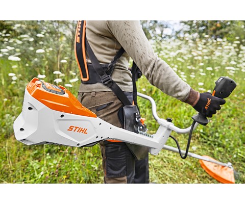 Batteridrevet gresstrimmer/ryddesag FSA 135