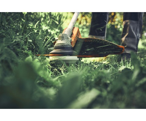 Batteridrevet gresstrimmer/ryddesag FSA 400