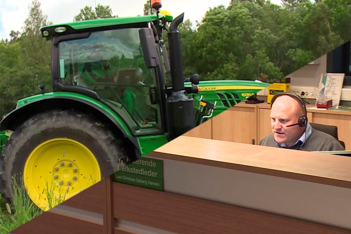 Mekaniker viser frem JDLink fjernhjelp for traktor