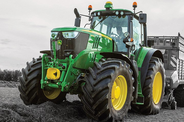 Sjekk dekk og hjul på traktoren