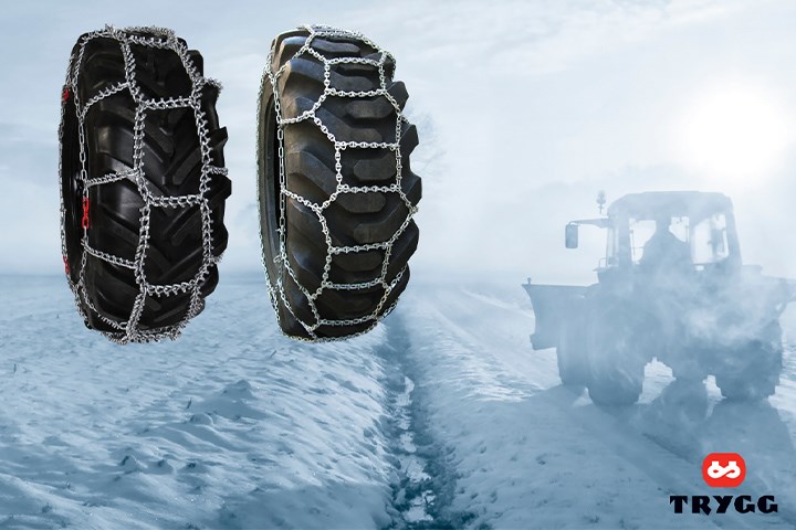 To dekk med kjetting, is og snø i bakgunnen