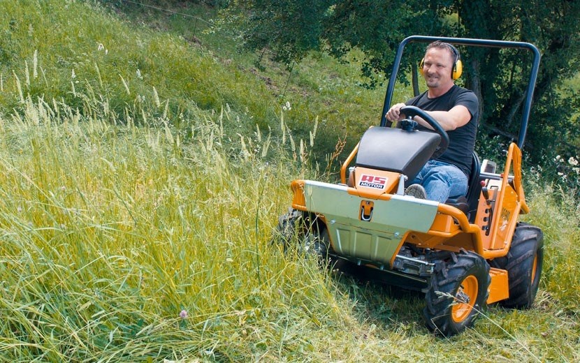 Газонокосилка машина. Трактор для газона Хускварна. Косилка as 940 Sherpa 4wd RC. Минитрактор as-940 mit косилка. Газонокосилка бензиновая самоходная с сиденьем.